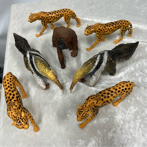 Set of 7 toy figures 1 orangutan 2 giant anteaters 4 cheetahs - Picture 2 of 16